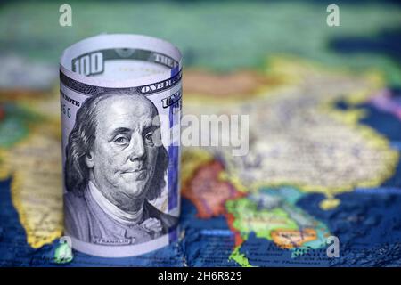 US-Dollar auf der Karte Südostasiens. Amerikanische Investitionen und Handel mit Indien, China und anderen asiatischen Ländern, Konzept der amerikanischen Politik Stockfoto