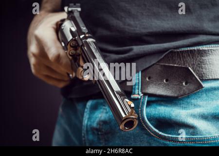 Mann mit einem Revolver in der Hand Stockfoto
