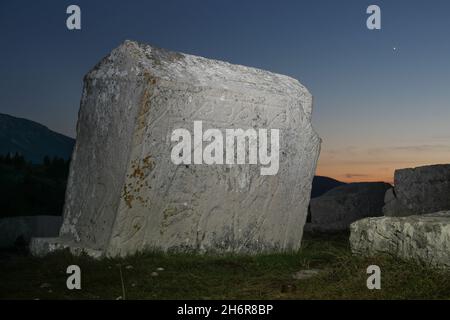 Dekorierte Stećci (mittelalterliche Grabsteine) des Weltkulturerbes Dugo Polje in der Nähe von Risovac (Jablanica, Bosnien und Herzegowina) im Naturpark Blid Stockfoto