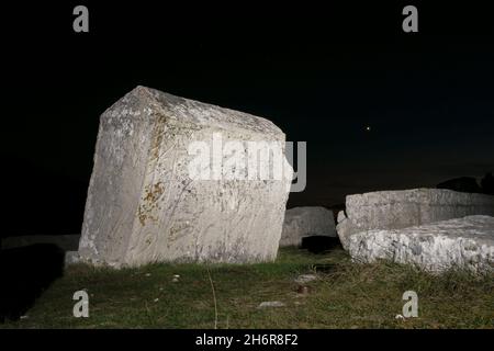 Dekorierte Stećci (mittelalterliche Grabsteine) des Weltkulturerbes Dugo Polje in der Nähe von Risovac (Jablanica, Bosnien und Herzegowina) im Naturpark Blid Stockfoto