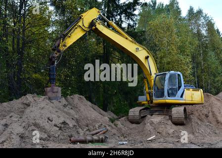 Bagger mit vertikaler tamrock Pfahlgrundbohrmaschine. Bohrgerät im Waldgebiet. Bodenverbesserungstechniken, Vibrationssonde. Vibro Stockfoto