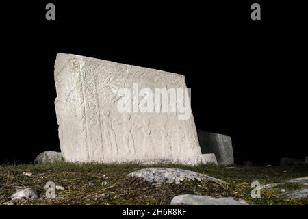 Dekorierte Stećci (mittelalterliche Grabsteine) des Weltkulturerbes Dugo Polje in der Nähe von Risovac (Jablanica, Bosnien und Herzegowina) im Naturpark Blid Stockfoto