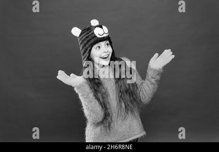 Erfassen glücklichen Moment. Urlaub Spaß. Kalte Jahreszeit Zubehör. Fröhliches Kind in warmer Kleidung. Stilvolle Teenager-Mädchen mit langen Haaren in Ohrenklappen. Winter-Kind Stockfoto