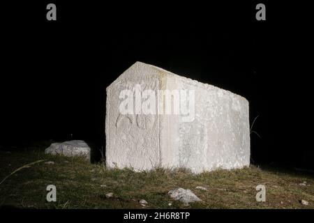 Dekorierte Stećci (mittelalterliche Grabsteine) des Weltkulturerbes Dugo Polje in der Nähe von Risovac (Jablanica, Bosnien und Herzegowina) im Naturpark Blid Stockfoto