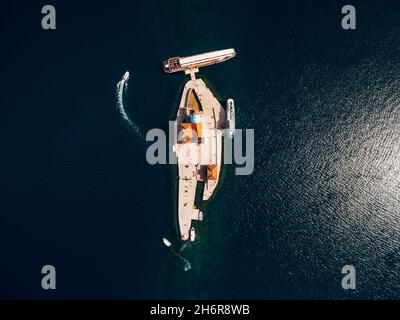 Draufsicht auf Boote in der Nähe der Insel Gospa od Skrpjela. Montenegro Stockfoto