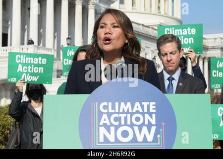 Washington, Usa. November 2021. Die Vertreterin Veronica Escobar (D-TX) spricht auf einer Pressekonferenz über den Build Back Better Act und seine Klimaschutz555Milliarden an Klimaschutzinvestitionen im House Triangle/Capitol Hill in Washington DC, USA. Kredit: SOPA Images Limited/Alamy Live Nachrichten Stockfoto