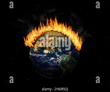 Der Planet Erde im Weltraum ist in Flammen verschlungen. Konzept der Klimakrise; Naturkatastrophen, globale Erwärmung, Apokalypse, Krieg, Urteilstag. Elemente Stockfoto