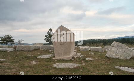 Dekorierte Stećci (mittelalterliche Grabsteine) des Weltkulturerbes Dugo Polje in der Nähe von Risovac (Jablanica, Bosnien und Herzegowina) im Naturpark Blid Stockfoto