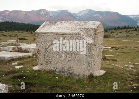 Dekorierte Stećci (mittelalterliche Grabsteine) des Weltkulturerbes Dugo Polje in der Nähe von Risovac (Jablanica, Bosnien und Herzegowina) im Naturpark Blid Stockfoto