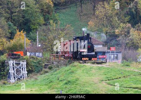 Partisanenzug und gesprengte Brücke im Museumsschlacht am Fluss Neretva (Jablanica, Bosnien und Herzegowina) Stockfoto