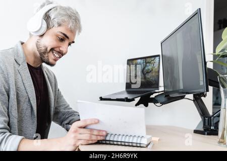 Multi-Generationen-Business-Videocall – junger Hipster-Mann, der im modernen Büro Videoanruf mit ihren Kollegen führt Stockfoto