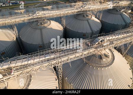 Odessa, Ukraine - Аugust 14, 2021: Getreideterminals des modernen Handelshafens. Silos zur Lagerung von Getreide in Strahlen untergehenden Sonnenlichtes, Draufsicht von Quadco Stockfoto