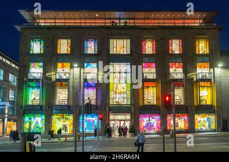 Edinburgh, Schottland, Großbritannien. November 2021. Weihnachtslichter und Weihnachtsdekorationen bei Nacht im Stadtzentrum von Edinburgh. Bild: Farbenfrohe Schaufenster im Geschäft Harvey Nichols. Iain Masterton/Alamy Live News. Stockfoto