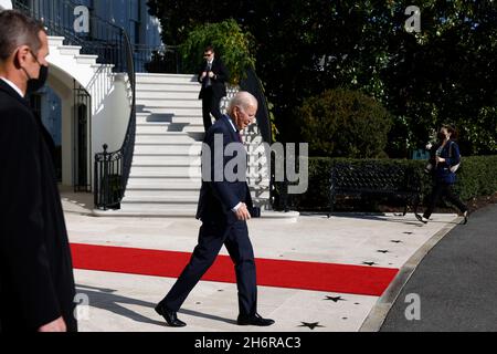 Washington, DC, USA. November 2021. US-Präsident Joe Biden geht auf dem South Lawn des Weißen Hauses, bevor er am Mittwoch, den 17. November, in Washington, DC, an Bord von Marine One geht. 2021. Biden besucht das Werk von General Motors Co. Detroit, das die nächste Generation batteriebetriebener Hummer-Fahrzeuge abbauen soll. Quelle: Ting Shen/Pool via CNP/dpa/Alamy Live News Stockfoto