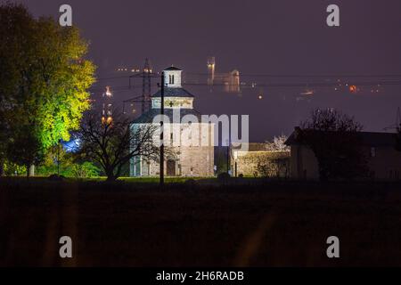 Almenno San Bartolomeo, Bergamo, Lombardei, Italien: Nachtansicht des romanischen Tempels von San Tome Stockfoto