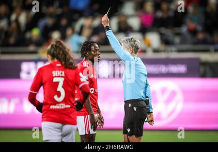 Christy Ucheibe von Benfica wird von Schiedsrichterin Jana Adamkova während des UEFA Women's Champions League Fußballmatches der Gruppe D zwischen BK Hacken und SL Benfica am 17. November 2021 in der Hisingen Arena in Göteborg, Schweden, gewarnt.Foto: Adam Ihse / TT / Code 9200 Stockfoto