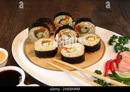Hot roll Sashimi japanische Lebensmittel auf hölzernen Hintergrund Stockfoto