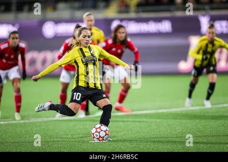 Hacken's Elin Rubensson erhält beim Fußballspiel der UEFA Women's Champions League der Gruppe D zwischen BK Hacken und SL Benfica am 17. November 2021 in der Hisingen Arena in Göteborg, Schweden, 1-1 Strafpunkte.Foto: Adam Ihse / TT / Code 9200 Stockfoto