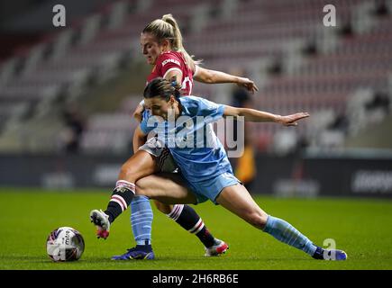 Kirsty Smith von Manchester United (links) und Hayley Raso von Manchester City während des Continental Women's League Cup-Spiels der Gruppe B im Leigh Sports Village, Manchester. Bilddatum: Mittwoch, 17. November 2021. Stockfoto