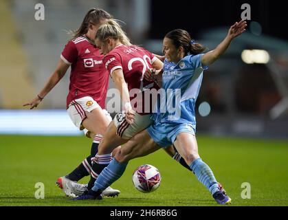 Kirsty Smith von Manchester United (Mitte) und Hayley Raso von Manchester City während des Spiels der Continental Women's League Cup-Gruppe B im Leigh Sports Village, Manchester. Bilddatum: Mittwoch, 17. November 2021. Stockfoto