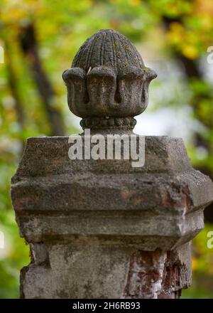 Laubsäule Vase auf Säule aus roten Ziegeln Garten mit hohen Pappelbäumen und einer Marmorvase auf einer Terrakotta-Säule Stockfoto