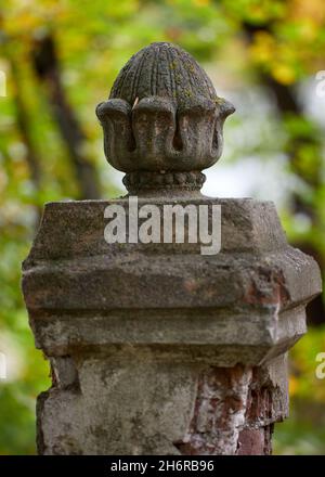 Laubsäule Vase auf Säule aus roten Ziegeln Garten mit hohen Pappelbäumen und einer Marmorvase auf einer Terrakotta-Säule Stockfoto