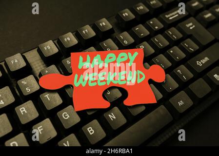 Handschriftlicher Text Happy Weekend. Wort für etwas schönes ist passiert, oder sie fühlen sich zufrieden mit dem Leben lösen verschiedene mathematische Probleme, Berechnung Stockfoto