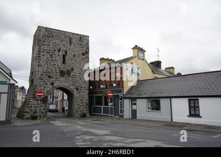 ATHENRY, IRLAND - 14. Aug 2021: Das historische Athenry County Galway, Irland an einem bewölkten Tag Stockfoto
