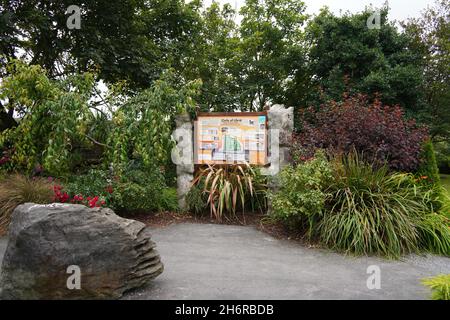 GALWA, IRLAND - 14. Aug 2021: Der Eingang zum Park im Zentrum von Galway in Irland an einem bewölkten Tag Stockfoto