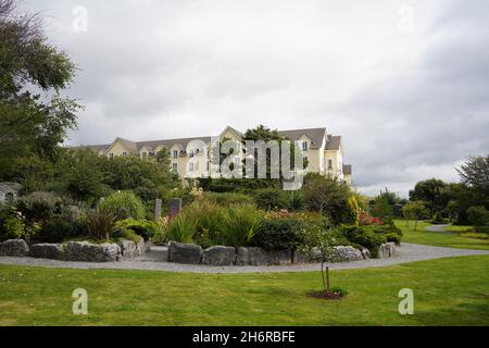 GALWA, IRLAND - 14. Aug 2021: Das Stadtzentrum von Galway in Irland an einem bewölkten Tag Stockfoto
