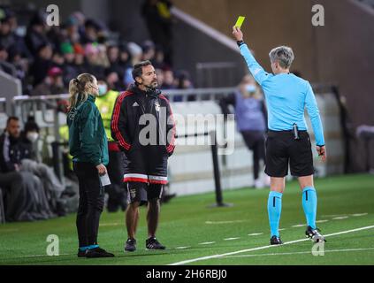 Benficas Trainer André Vale wird am 17. November 2021 von Schiedsrichterin Jana Adamkova beim Fußballspiel der UEFA Women's Champions League der Gruppe D zwischen BK Hacken und SL Benfica in der Hisingen Arena in Göteborg, Schweden, gewarnt. Foto: Adam Ihse / TT / Code 9200 Stockfoto