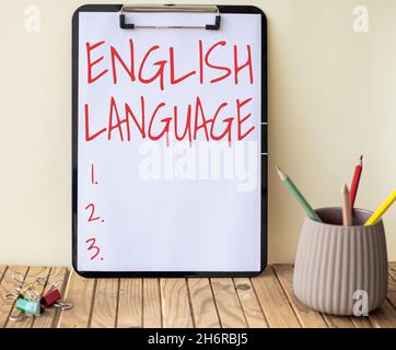 Konzeptionelle Darstellung in englischer Sprache. Internet-Konzept Dritte gesprochene native lang in der Welt nach Chinesisch und Spanisch Plain Office Clipboard mit Stacks Stockfoto