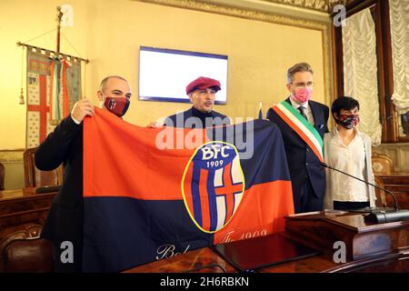 Bologna, Italien, 17. November 2021, feierliche Verleihung der Ehrenbürgerschaft an die Fußballtrainer Sinisa Mihajlovic des FC Bologna mit Bürgermeister Matteo Lepore - Bologna, 17. November 2021 - foto stringer Stockfoto