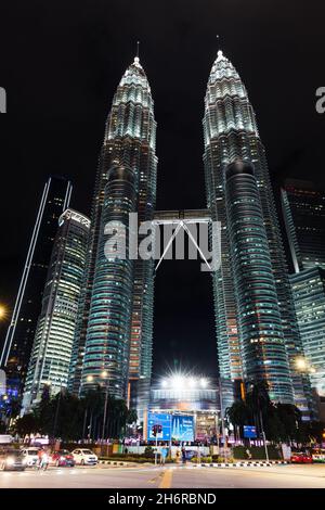 Kuala Lumpur, Malaysia - 28. November 2019: Vertikale Straßenansicht der Innenstadt von Kuala Lumpur mit Petronas Twin Towers bei Nacht Stockfoto