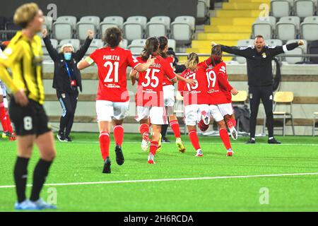 Göteborg, Schweden. November 2021. Hisingen Arena, Göteborg, Schweden, 17. November 2021: Benfica Lissabon feiert während des UEFA Womens Champions League-Spiels in der Gruppe D zwischen BK Hacken und Benfica Lissabon am 17 2021. November in der Hisingen Arena in Göteborg, Schweden Peter Sonander/SPP Credit: SPP Sport Press Photo. /Alamy Live News Stockfoto