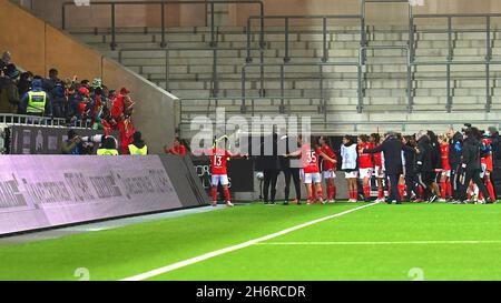 Göteborg, Schweden. November 2021. Hisingen Arena, Göteborg, Schweden, 17. November 2021: Benfica Lissabon feiert mit ihren Fans nach dem UEFA Womens Champions League-Spiel in der Gruppe D zwischen BK Hacken und Benfica Lissabon am 17 2021. November in der Hisingen Arena in Göteborg, Schweden Peter Sonander/SPP Credit: SPP Sport Press Photo. /Alamy Live News Stockfoto