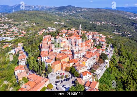 Eine erstaunliche Aufnahme der Altstadt Labin mit der Kirche St. Just - San Giusto, unter den Bergen, Luftbild, Istrien, Kroatien Stockfoto