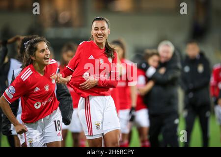 Benifcas Catarina Amado (C feiert mit Francisca Nazareth (L) nach dem Gewinn des UEFA Women's Champions League Fußballmatches der Gruppe D zwischen BK Hacken und SL Benfica in der Hisingen Arena in Göteborg, Schweden, am 17. November 2021.Foto: Adam Ihse / TT / Code 9200 Stockfoto