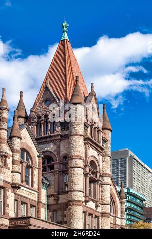 Romanische Architektur in rosa Steinen am Victoria College, das zur University of Toronto in Kanada gehört. November 17, 2021 Stockfoto