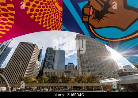 Die städtische Skyline des Stadtteils wird durch das 3D-Schild am Nathan Phillips Square in Toronto, Kanada, gesehen. November 17, 2021 Stockfoto