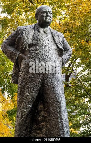 Statue oder Skulptur von Winston Churchill auf dem Nathan Phillips Square in Toronto, Kanada. November 17, 2021 Stockfoto