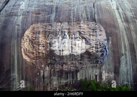 Umstrittene Schnitzerei mit drei konföderierten Führern, Jefferson Davis, Robert E. Lee und Stonewall Jackson in Stone Mountain, GA, USA. Stockfoto