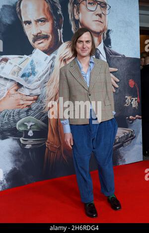 Berlin, Deutschland. November 2021. Schauspieler Lars Eidinger kommt zur Premiere der Serie 'Faking Hitler' im Delphi Film Palace. Quelle: Jörg Carstensen/dpa/Alamy Live News Stockfoto