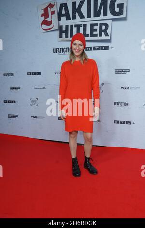 Berlin, Deutschland. November 2021. Schauspielerin Bettina Lamprecht kommt zur Premiere der Serie 'Faking Hitler' im Delphi Film Palace. Quelle: Jörg Carstensen/dpa/Alamy Live News Stockfoto