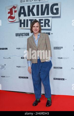 Berlin, Deutschland. November 2021. Schauspieler Lars Eidinger kommt zur Premiere der Serie 'Faking Hitler' im Delphi Film Palace. Quelle: Jörg Carstensen/dpa/Alamy Live News Stockfoto