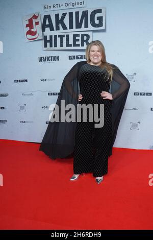 Berlin, Deutschland. November 2021. Die Schauspielerin Gisa Flake kommt zur Premiere der Serie 'Faking Hitler' im Delphi Film Palace. Quelle: Jörg Carstensen/dpa/Alamy Live News Stockfoto