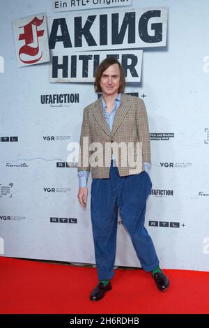 Berlin, Deutschland. November 2021. Schauspieler Lars Eidinger kommt zur Premiere der Serie 'Faking Hitler' im Delphi Film Palace. Quelle: Jörg Carstensen/dpa/Alamy Live News Stockfoto