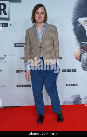 Berlin, Deutschland. November 2021. Schauspieler Lars Eidinger kommt zur Premiere der Serie 'Faking Hitler' im Delphi Film Palace. Quelle: Jörg Carstensen/dpa/Alamy Live News Stockfoto