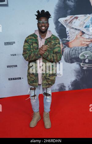 Berlin, Deutschland. November 2021. Der Musiker Kevin Jones kommt bei der Premiere von „Faking Hitler“ im Delphi-Filmpalast an. Quelle: Jörg Carstensen/dpa/Alamy Live News Stockfoto