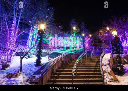 Weihnachtslichter beleuchten einen Pfad zum Colorado Snowsports Museum in Vail Village, Colorado Stockfoto